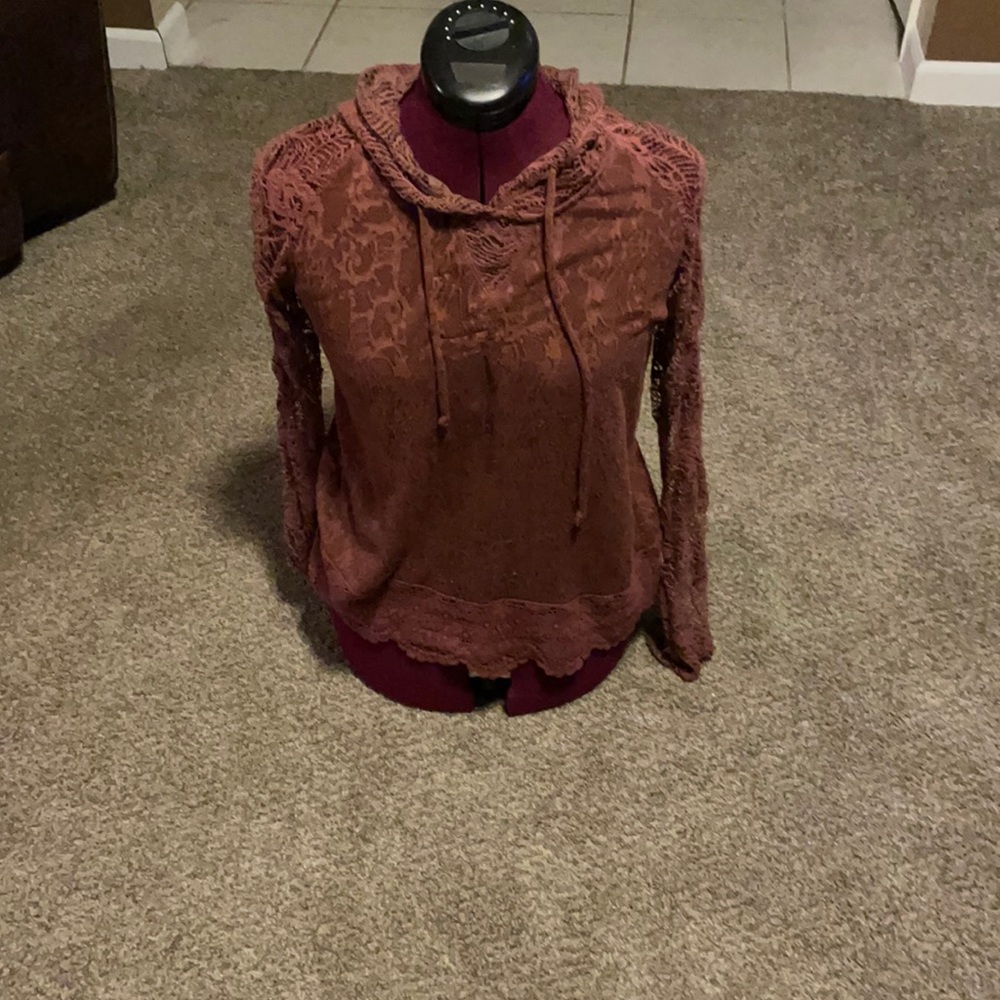 Women’s   Blue buckle brand rust lace hooded pull over long sleeve shirt